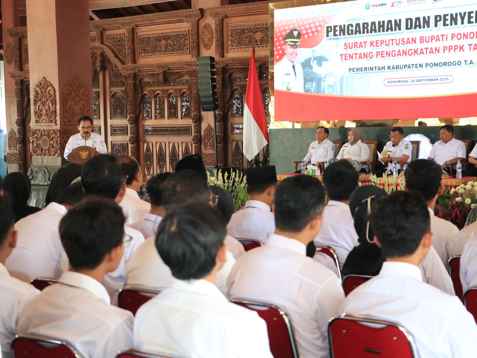 Bupati Sugiri Sancoko melantik 241 PPPK hasil seleksi gelombang II 2024 di Pendapa Pemkab Ponorogo, kemarin (24/9). SUGENG DWI N./JAWA POS RADAR PONOROGO
