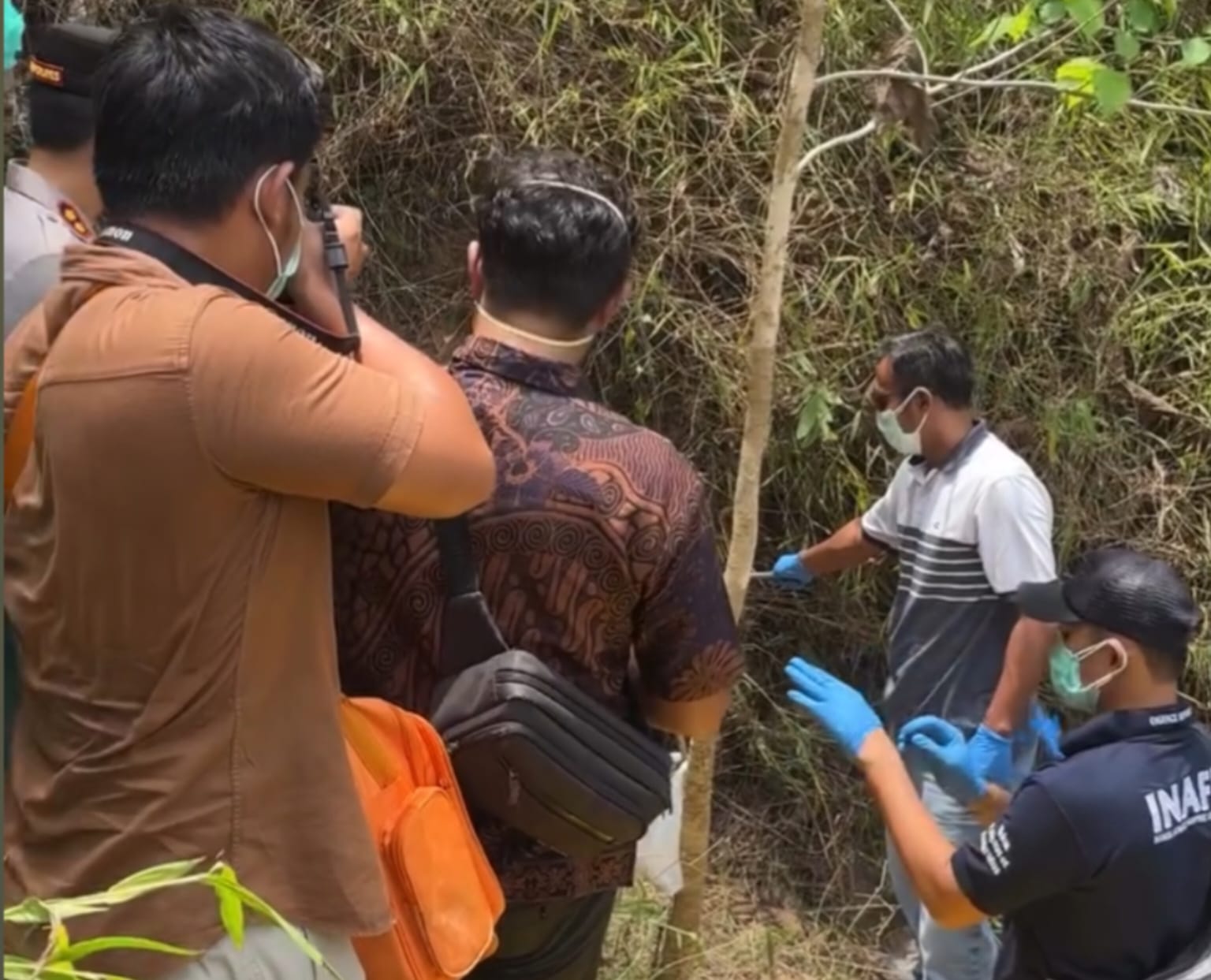 Petugas mengevakuasi mayat dari lokasi sekitar Dusun Gading, Desa Temon, Kamis (25/9). Identitas korban masih menunggu hasil autopsi.