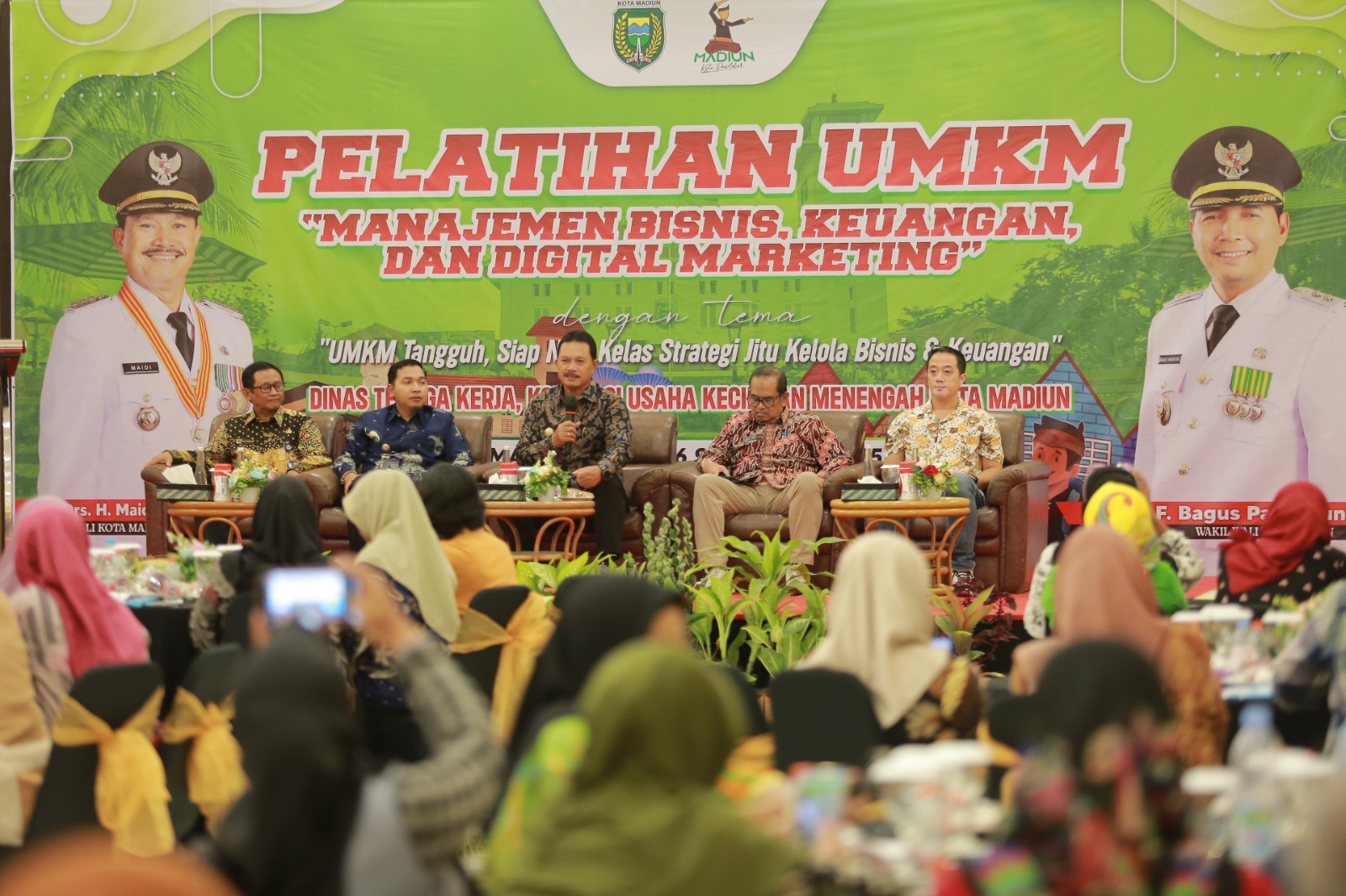 Wali Kota Madiun Maidi memberikan pembekalan bagi pelaku UMKM dan PKL untuk memperkuat manajemen usaha dan menjaga kebersihan kawasan wisata PBC. BAGAS BIMANTARA/RADAR MADIUN