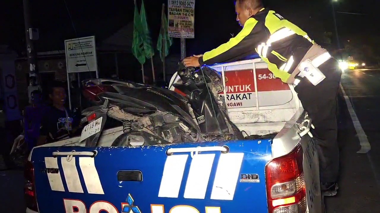 Relawan mengevakuasi korban dua kecelakaan di Jalan Raya Geneng, Ngawi. Dua pemotor tewas di lokasi. ASEP SYAEFUL/RADAR NGAWI