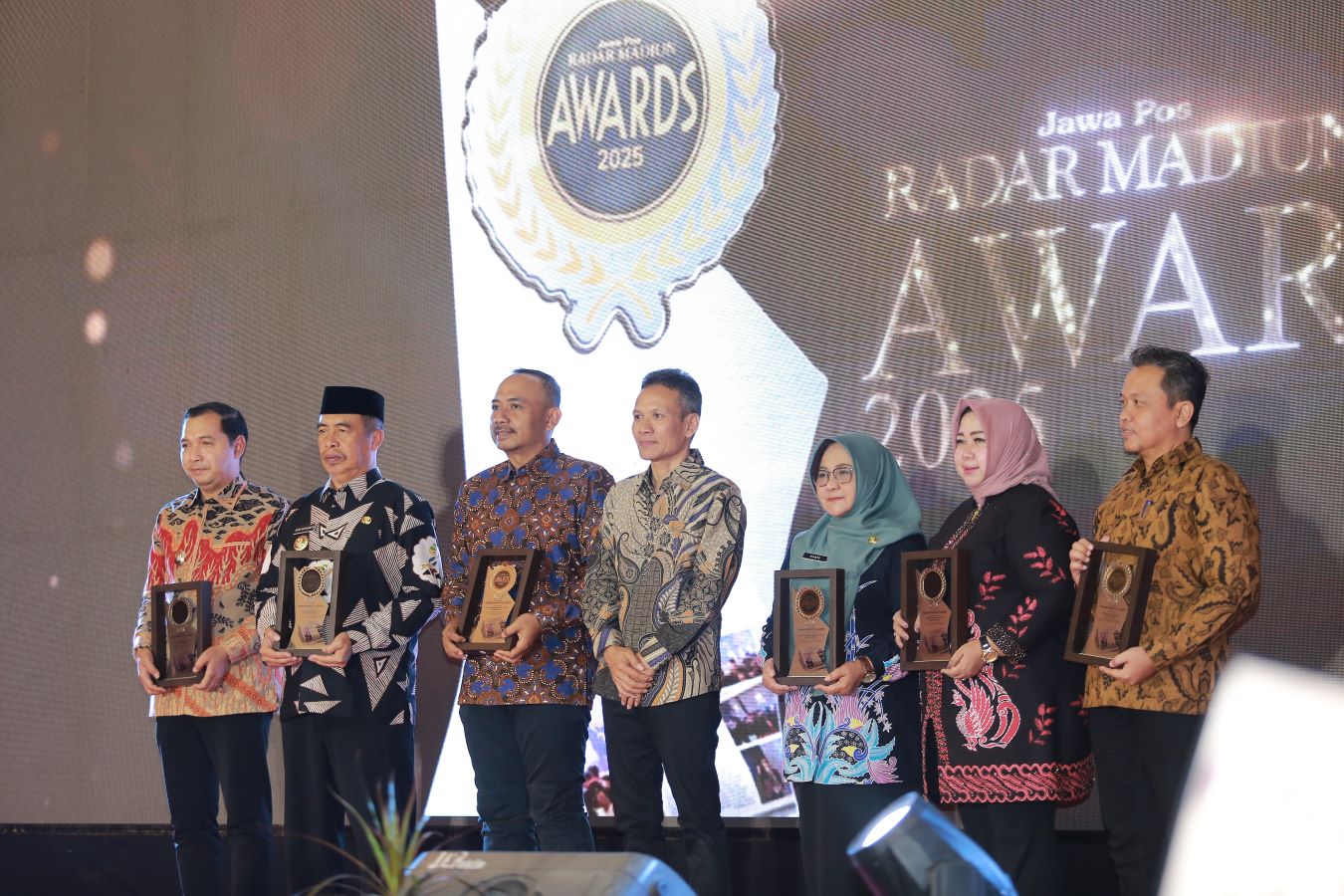 EPIK: Para kepala daerah dan wakil kepala daerah se-Pawitandirogo menerima penghargaan Radar Madiun Awards untuk kategori transformative leader, Jumat&nbsp;(26/9).