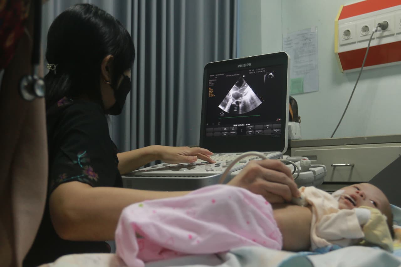 Penimbangan berat badan dan pemeriksaan kesehatan balita rutin dilakukan sebagai upaya percepatan penurunan stunting di Kota Madiun. DOK RADAR MADIUN