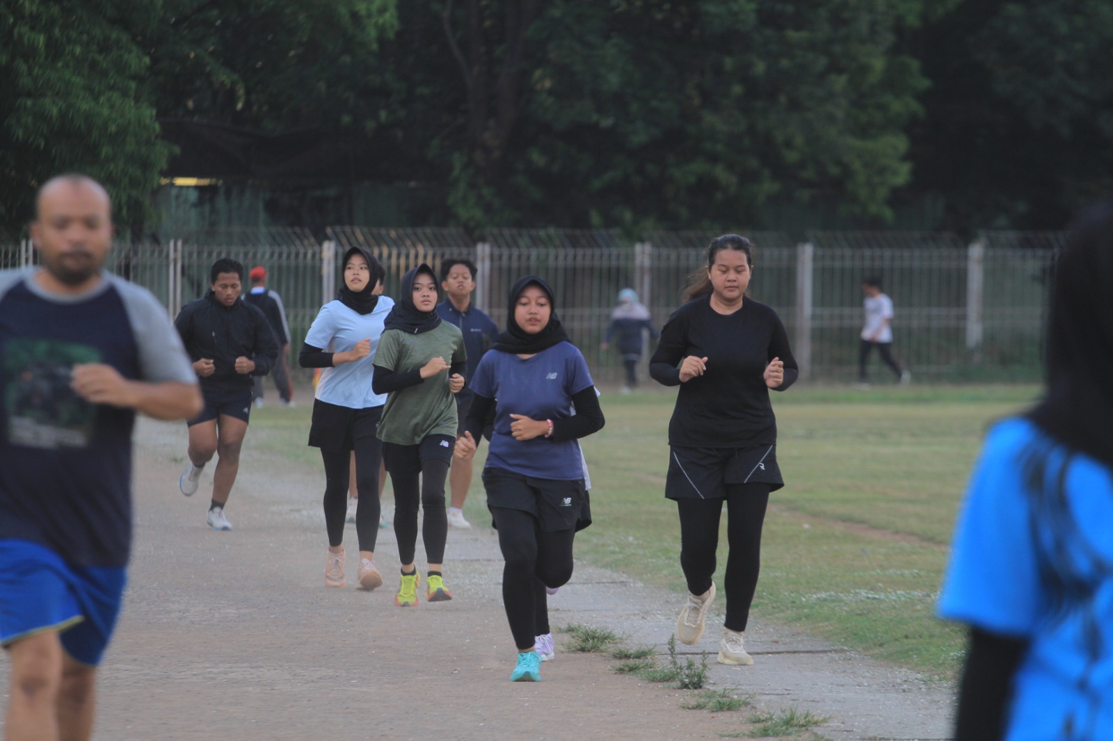 Lintasan Stadion Yosonegoro Magetan ramai dipadati warga untuk olahraga meski masih berupa tanah. AJI PUTRA/RADAR MAGETAN