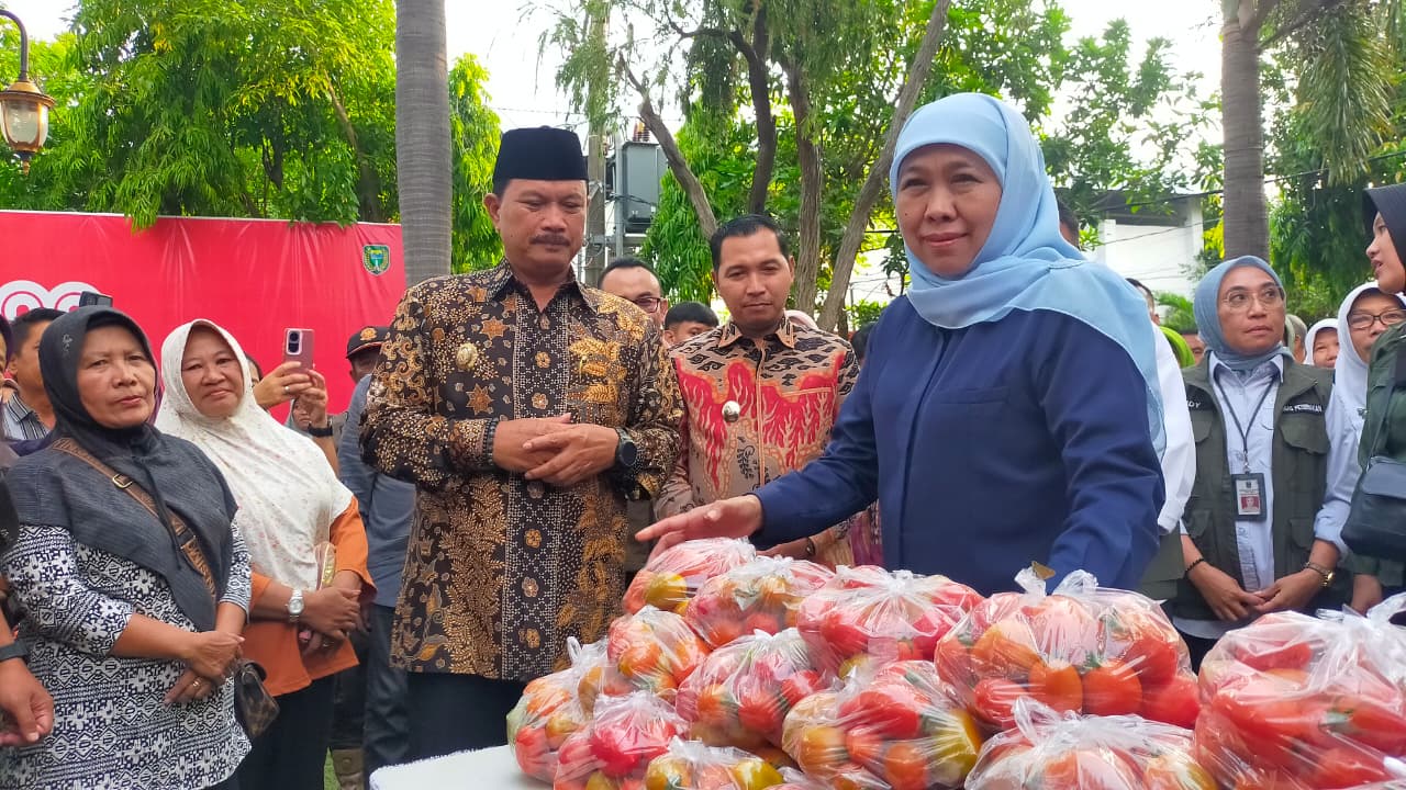 Gubernur Jatim Khofifah Indar Parawansa meninjau pasar murah di Manguharjo. Sembako dijual lebih murah dari harga pasar karena disubsidi pemerintah. FOTO: ISTIMEWA