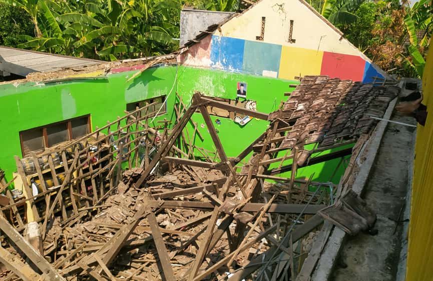 Atap PAUD dan TK Dharma Wanita Geneng 2 di Ngawi ambruk usai hujan deras. ASEP SYAEFUL/RADAR NGAWI