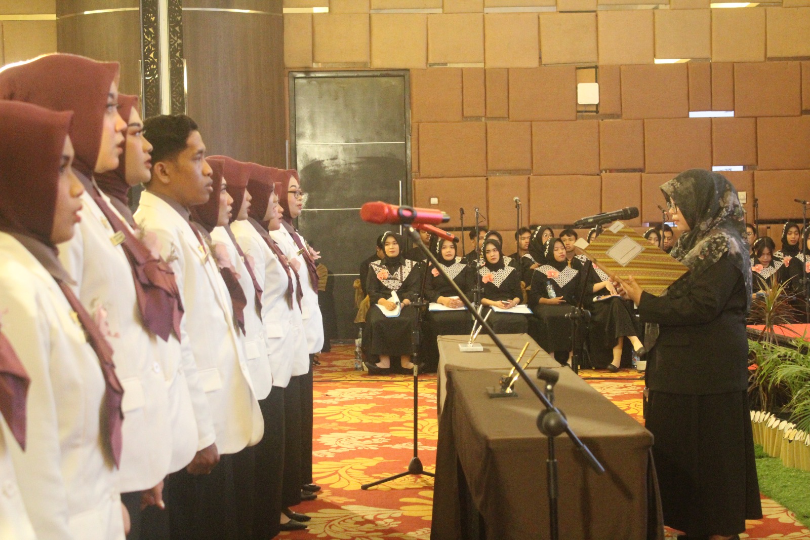 20 apoteker yang merupakan angkatan pertama diambil sumpahnya usai menempuh pendidikan profesi selama setahun. ARCHI FIRDAUS/RADAR MADIUN