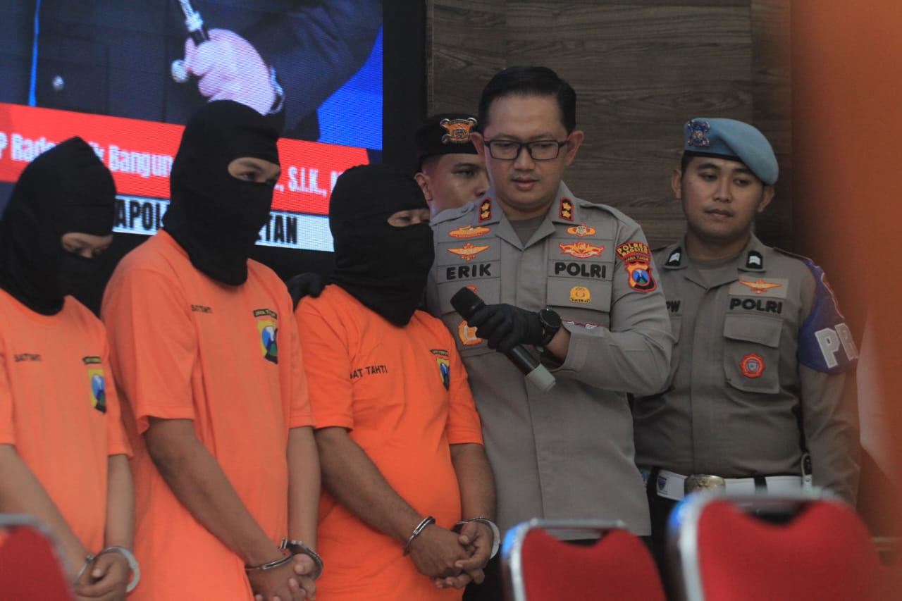 Kapolres Magetan AKBP Raden Erik Bangun Prakasa memaparkan pengungkapan 10 kasus narkotika dengan 11 tersangka selama Operasi Tumpas Semeru 2025. AJI PUTRA/RADAR MAGETAN