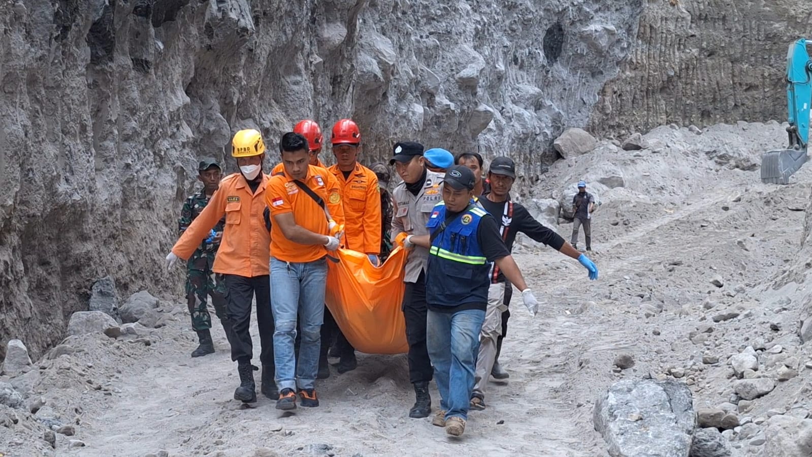 Tim SAR mengevakuasi jasad Suroso, sopir tambang yang tertimbun longsor di Trosono, Parang, usai ditemukan Minggu siang. AJI PUTRA/RADAR MAGETAN