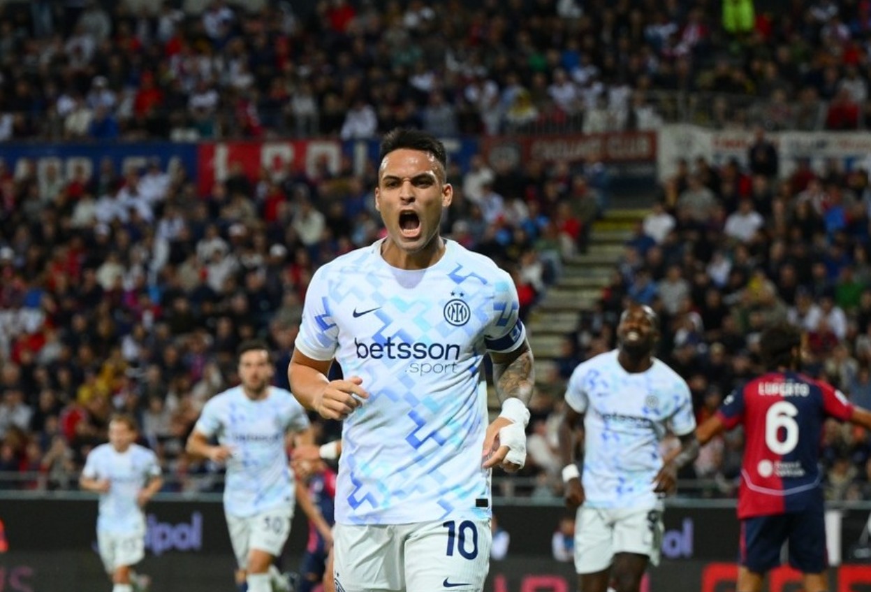 Lautaro Martinez merayakan gol untuk Inter Milan di Serie A.