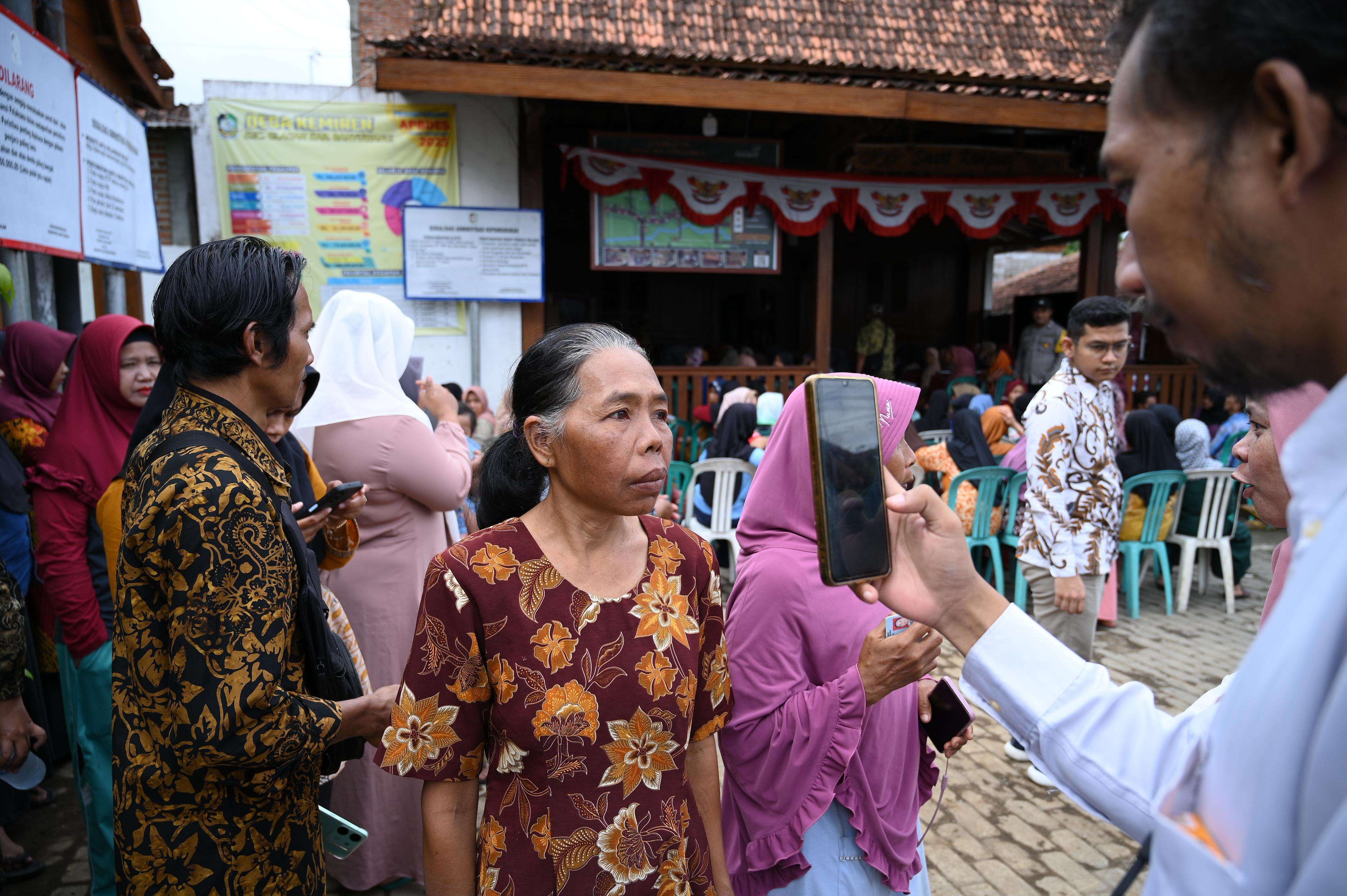 Antrean warga saat pendaftaran bansos di aplikasi Perlinsos