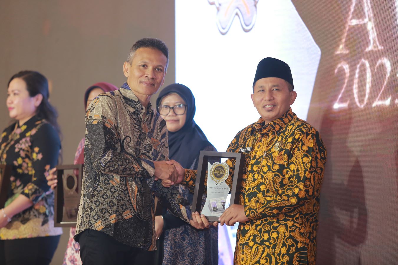 Baznas Ngawi meraih penghargaan di Radar Madiun Awards 2025.