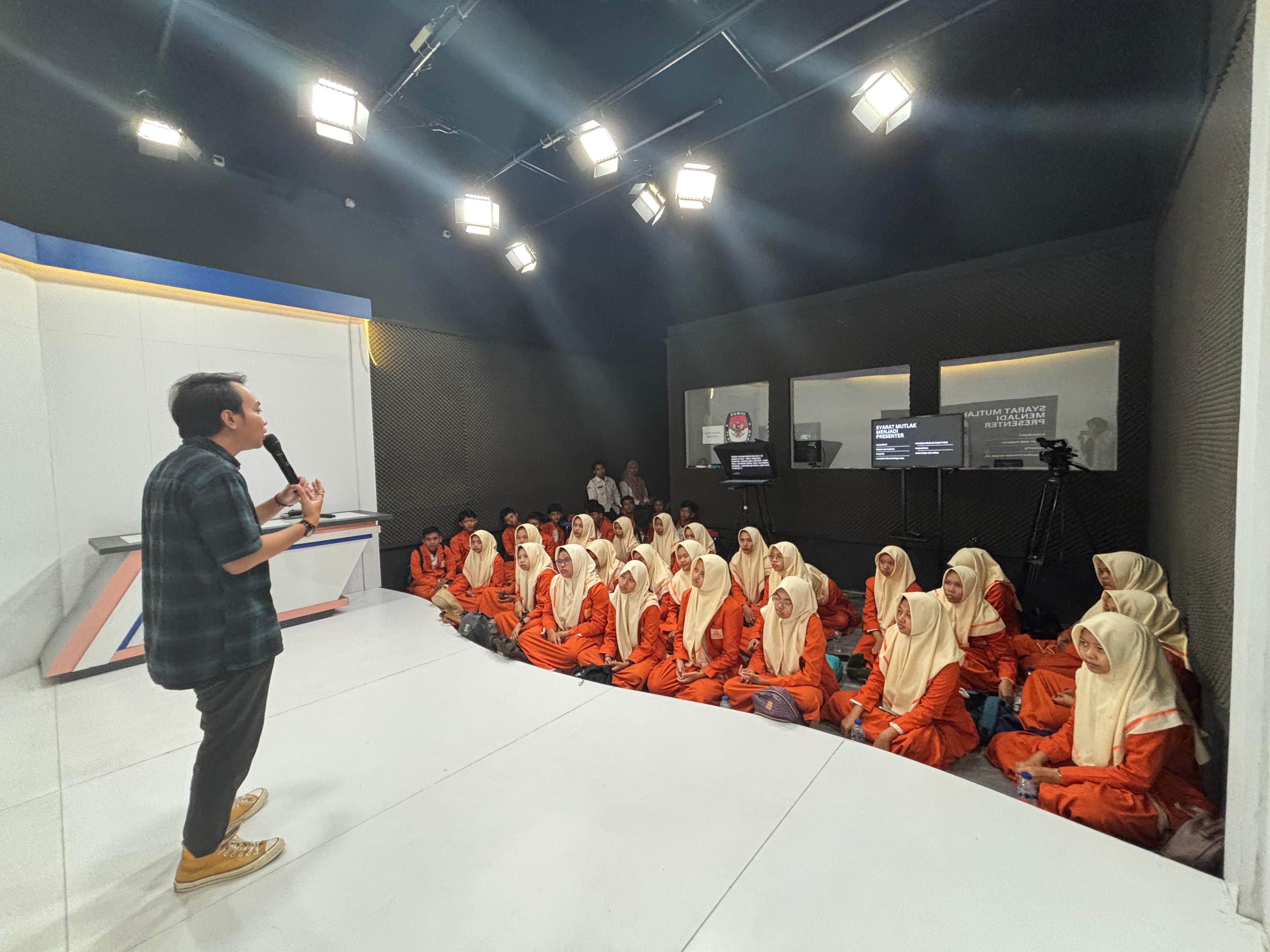 Puluhan siswa MAN 1 Ponorogo menyimak materi dari Tory Andromeda, presenter Jawa Pos TV Madiun, Senin (29/9).