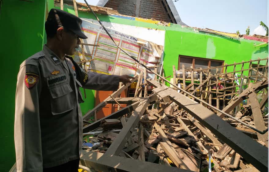Kondisi atap PAUD dan TK Dharma Wanita Geneng 2 yang ambruk. Sementara, kegiatan belajar dipindah ke rumah guru. ASEP SYAEFUL/RADAR NGAWI