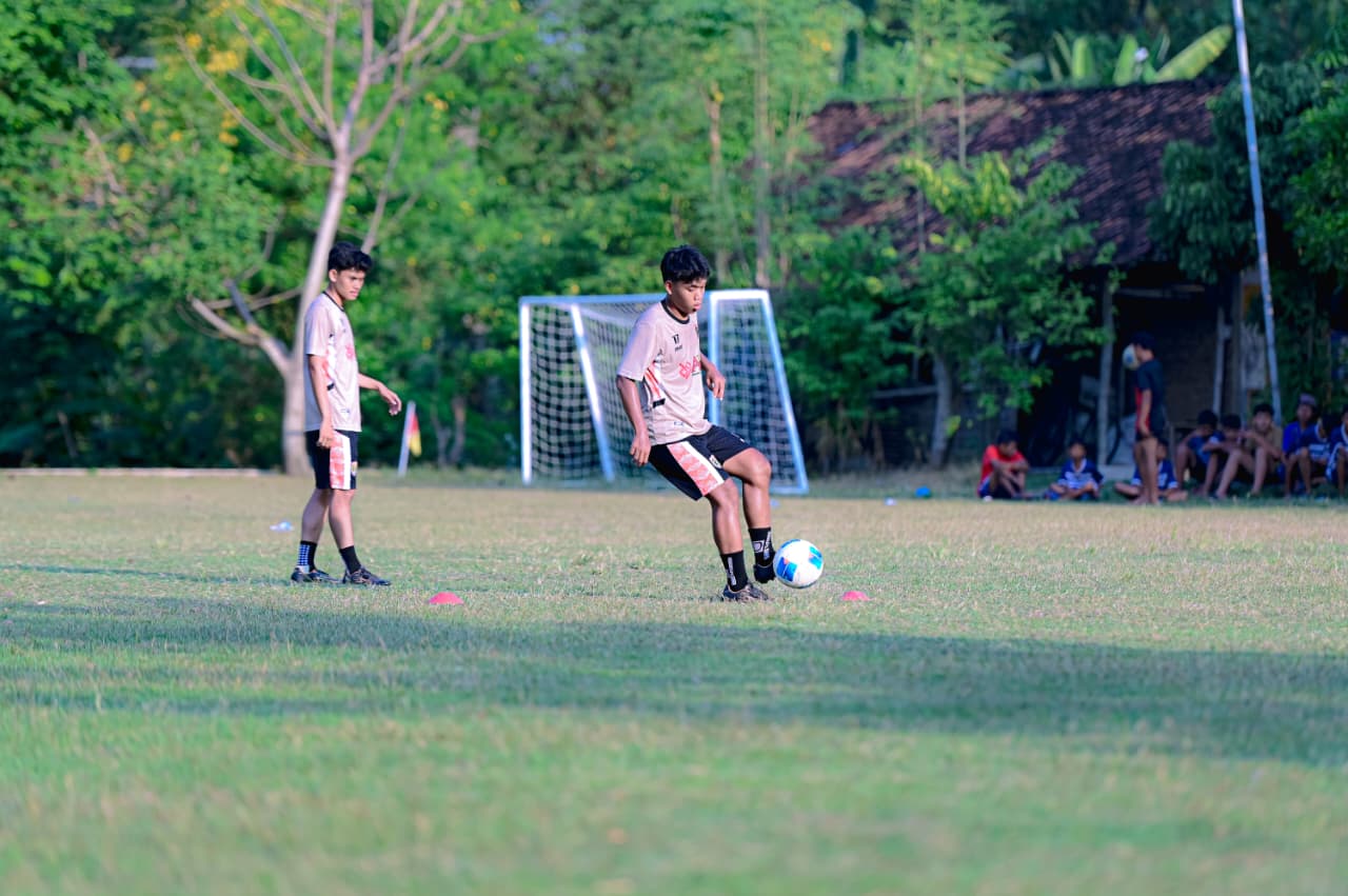 Skuad Persinga Ngawi menggelar latihan di lapangan desa. Program ini menjadi ajang hiburan sekaligus menjaring bibit atlet muda di pelosok Ngawi.