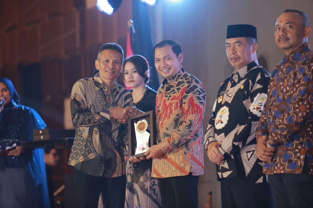 Wali Kota Maidi terima penghargaan Transformative Leader ajang Radar Madiun Awards 2025. Penghargaan diberikan melalui Wawali F. Bagus Panuntun.