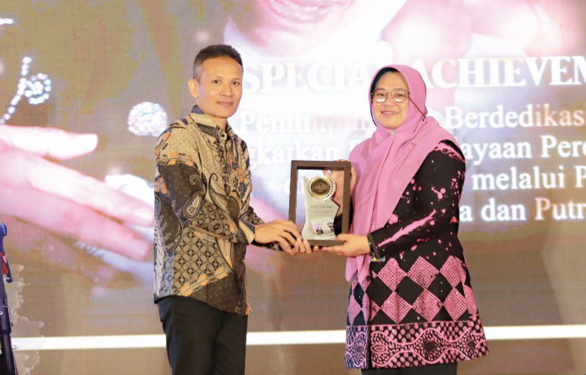 Kepala Diskominfo Jatim Sherlita Ratna Dewi Agustin mewakili Gubernur Jatim Khofifah menerima penghargaan Special Achievement Radar Madiun Awards 2025.