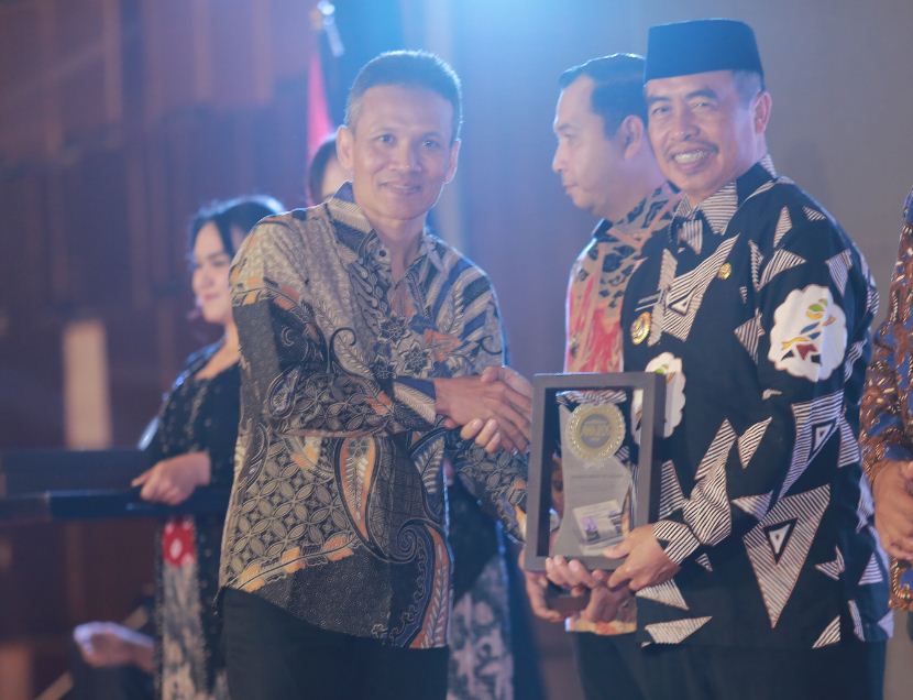 Bupati Madiun Hari Wuryanto menerima penghargaan Trransformative Leader ajang Radar Madiun Awards 2025.