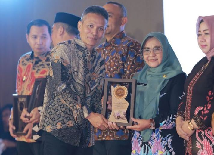 Bupati Magetan Nanik Endang Rusminiarti menerima penghargaan Radar Madiun Awards 2025.