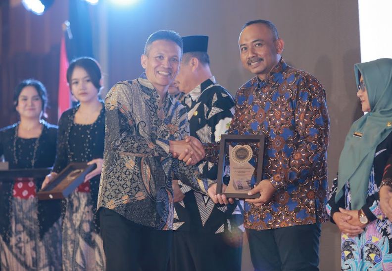 Bupati Ngawi Ony Anwar Harsono menerima penghargaan Transformative Leader.