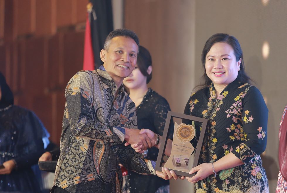 Perwakilan Kantor Imigrasi Kelas II Non TPI Madiun menerima penghargaan Public Sector Excellence di ajang Radar Madiun Awards 2025.