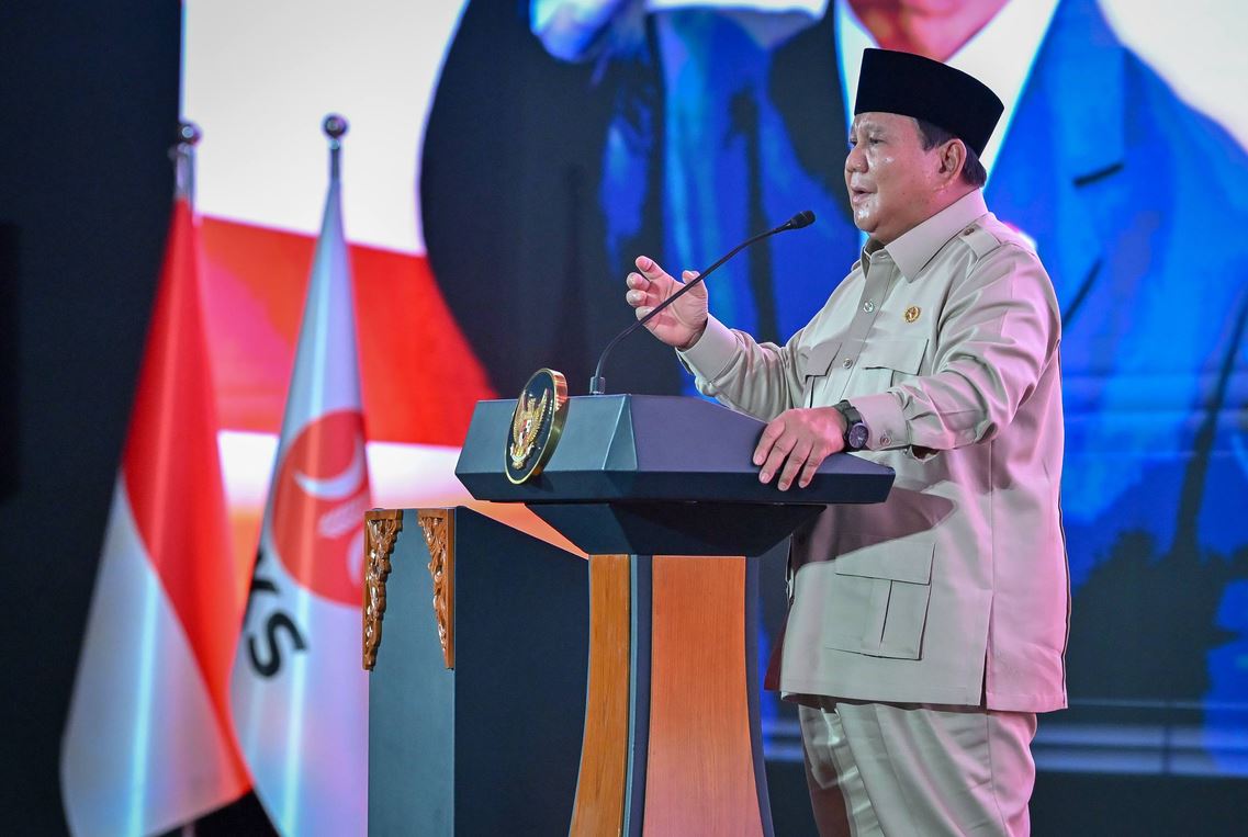 Presiden Prabowo Subianto menyampaikan pidato politiknya pada penutupan Musyawarah Nasional (Munas) Partai Keadilan Sejahtera (PKS) di Hotel Sultan, Jakarta, Senin (29/9).