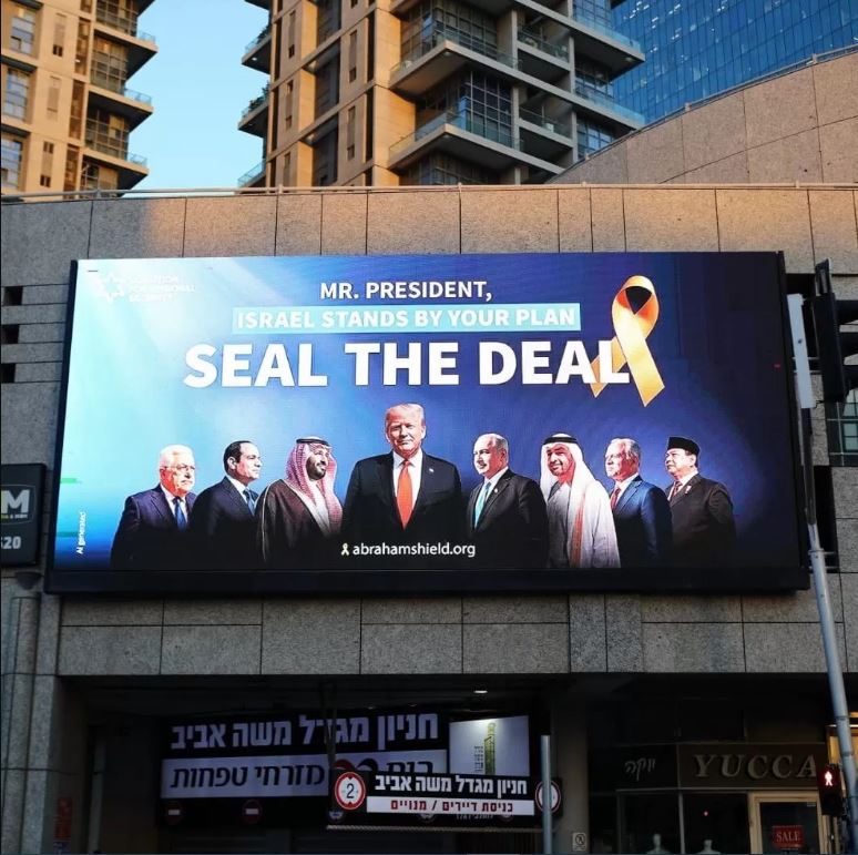 Presiden Prabowo Subianto tampil dalam poster Abraham Shield, berdiri sejajar dengan Benjamin Netanyahu dan Donald Trump dan dinarasikan mendukung Israel. 