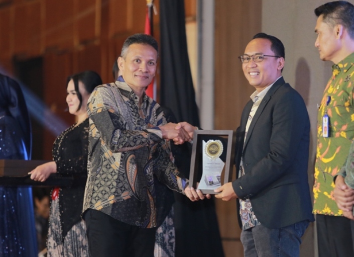 Biro Adpim Setdaprov Jatim mendapatkan apresiasi Top Public Service Radar Madiun Awards 2025. Plakat penghargaannya diterima oleh Zainal Muttaqin, kabag materi dan komunikasi pimpinan.