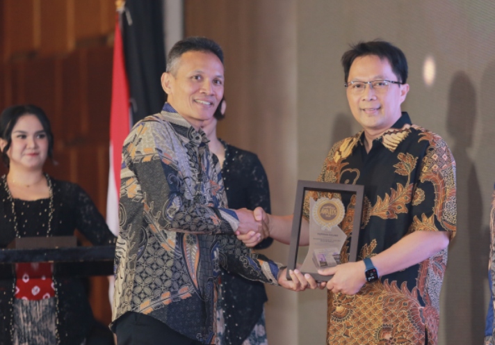 Ketua REI Madiun Muhammad Ali Fauzi menerima penghargaan Radar Madiun Awards 2025.