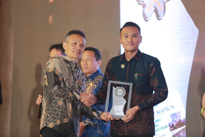 Advokat muda Rio Saputra menerima penghargaan Radar Madiun Awards 2025.