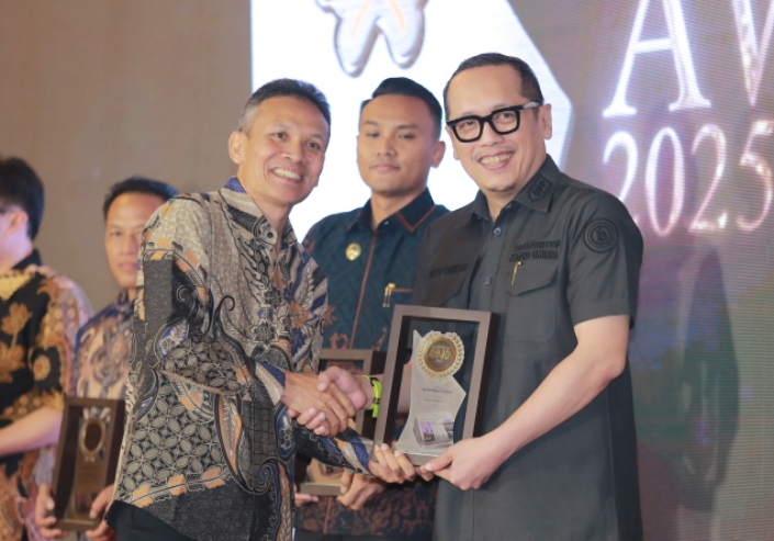 Andro Rohmana menerima penghargaan Inspiring Figures Radar Madiun Awards 2025.