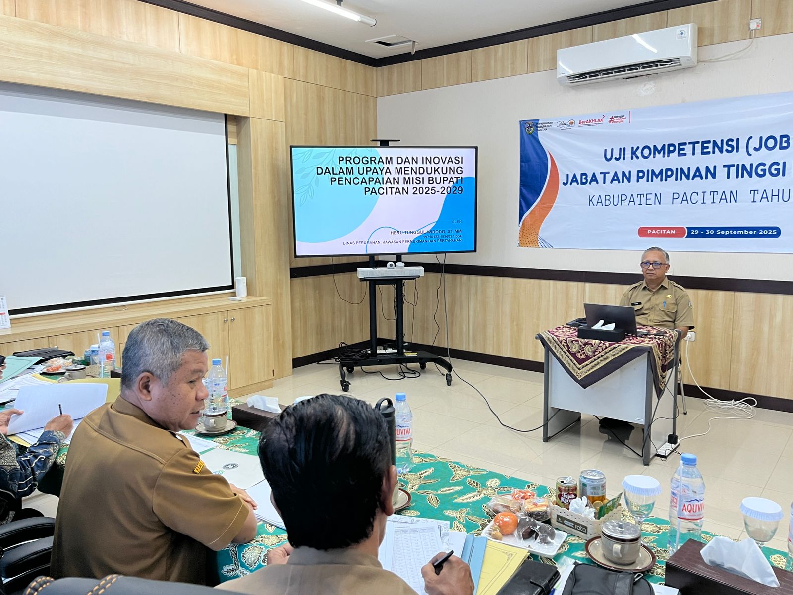 Puluhan pejabat Pemkab Pacitan mengikuti uji kompetensi JPTP. NUR CAHYONO/JAWA POS RADAR PACITAN