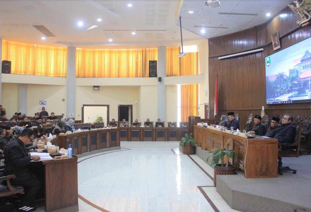 Suasana rapat paripurna Raperda P-APBD Magetan 2025, Selasa (30/9). AJI PUTRA/RADAR MAGETAN