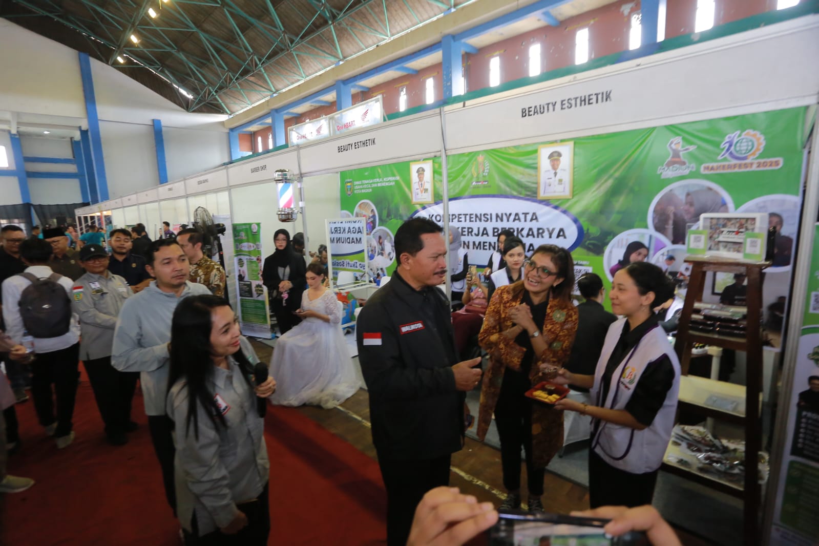 Wali Kota Madiun Maidi saat meninjau stan perusahaan yang ikut serta dalam Nakerfest 2025 di GOR Wilis, Selasa (30/9). BAGAS BIMANTARA/RADAR MADIUN