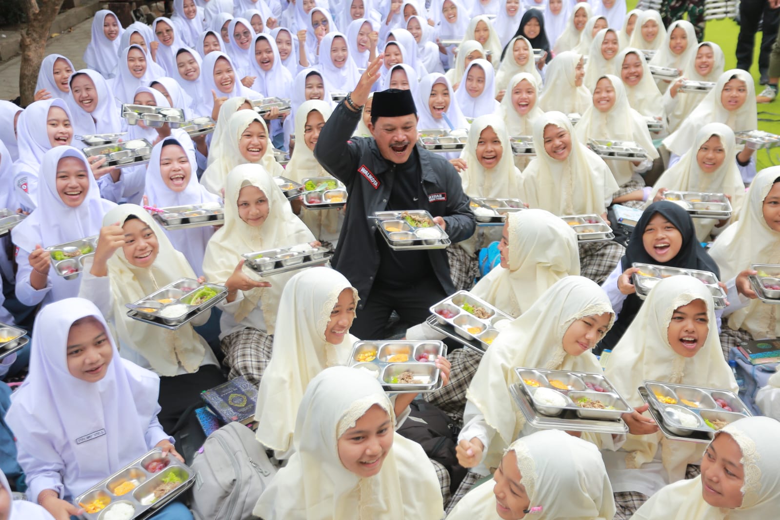 Wali Kota Madiun Maidi meresmikan dapur sehat MBG di Ponpes Mujaddadiyah, Selasa (30/9). BAGAS BIMANTARA/RADAR MADIUN