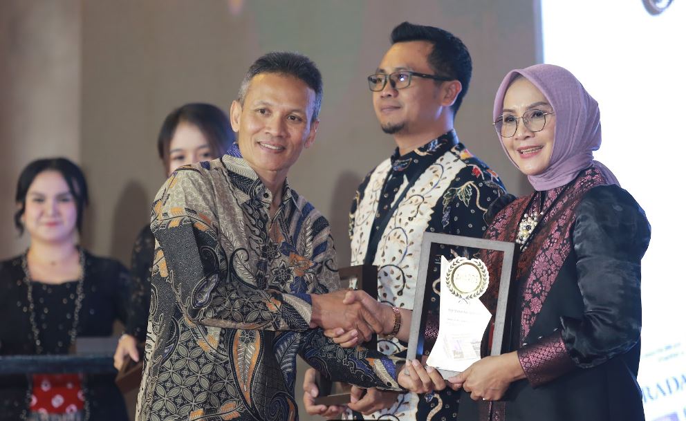 Pemimpin Cabang Bank Jatim Ponorogo Siti Herminingsih menerima penghargaan Top Banking Services di Radar Madiun Awards 2025.
