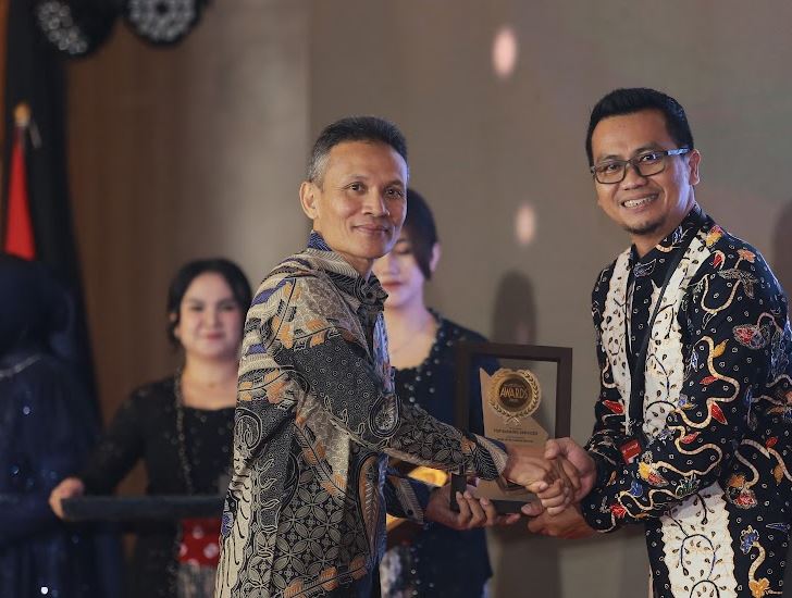 Pimpinan Cabang Bank Jatim Pacitan Verry Rosandi menerima penghargaan Top Banking Services di Radar Madiun Awards 2025, Jumat (26/9) lalu.