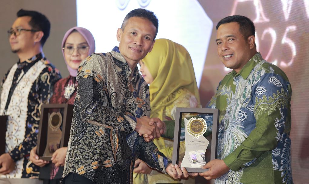 Direktur Utama BPR Syariah Ngawi Perseroda Parjiyanto menerima penghargaan Top Banking Services.