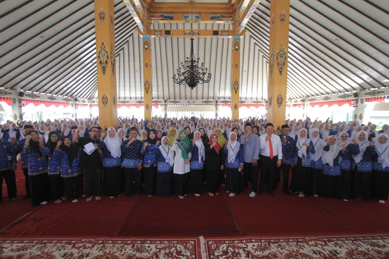 KOMPAK: Bupati Nanik dan jajaran foto bersama dengan ratusan guru PAUD seusai acara.