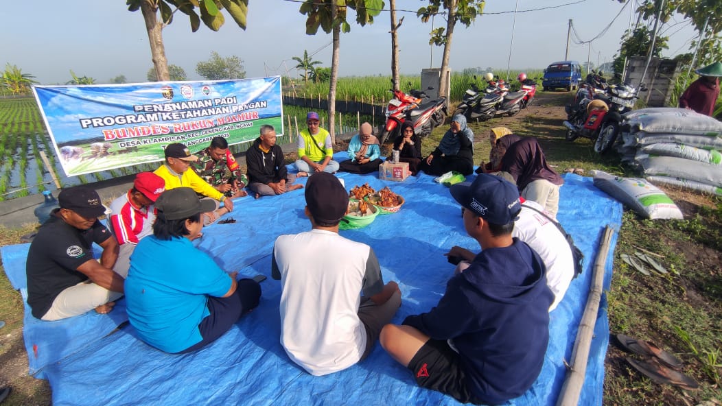 SELAMATAN: Jajaran Pemdes Klampisan, Kecamatan Geneng, bersama BUMDes Rukun Makmur menggelar selamatan sebagai prosesi dalam tradisi mengawali masa tanam padi (tandur) di Tanah Kas Desa (TKD).