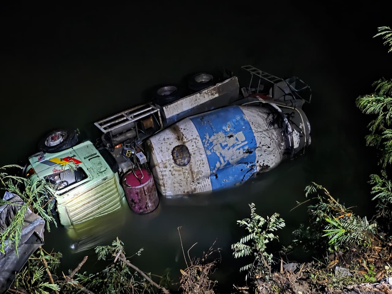Truk molen tercebur ke Sungai Grindulu sedalam delapan meter di kawasan Jembatan Gantung, Arjosari, Pacitan, Selasa (30/9) malam. FOTO: SATLANTAS POLRES PACITAN