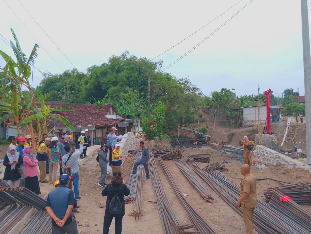 Anggota Komisi D DPRD Kabupaten Madiun saat melakukan sidak proyek Jembatan Klumutan dan rekonstruksi jalan Bajulan&ndash;Kenongorejo bersama DPUPR, kemarin (30/9). LODITYA FERNANDES/RADAR MADIUN