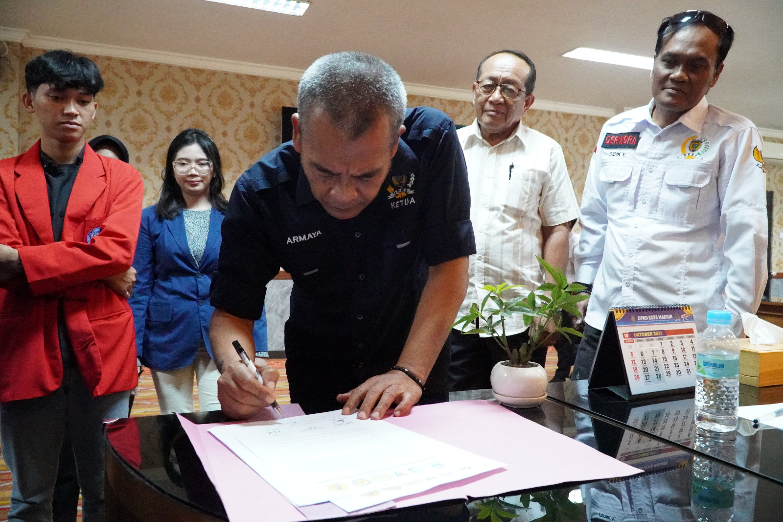 Ketua DPRD Kota Madiun Armaya menandatangani surat pernyataan sikap tentang penyampaian tuntutan dari perwakilan mahasiswa Rabu (1/10). SEKRETARIAT DPRD UNTUK RADAR MADIUN