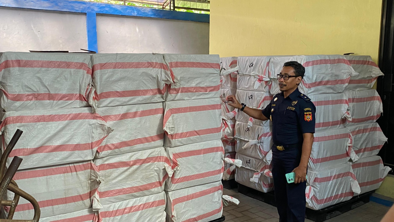 Petugas Bea dan Cukai Madiun mengamankan jutaan batang rokok ilegal di Tol Ngawi-Kertosono KM 610, Kecamatan Balerejo. DIAN RAHAYU/RADAR MADIUN