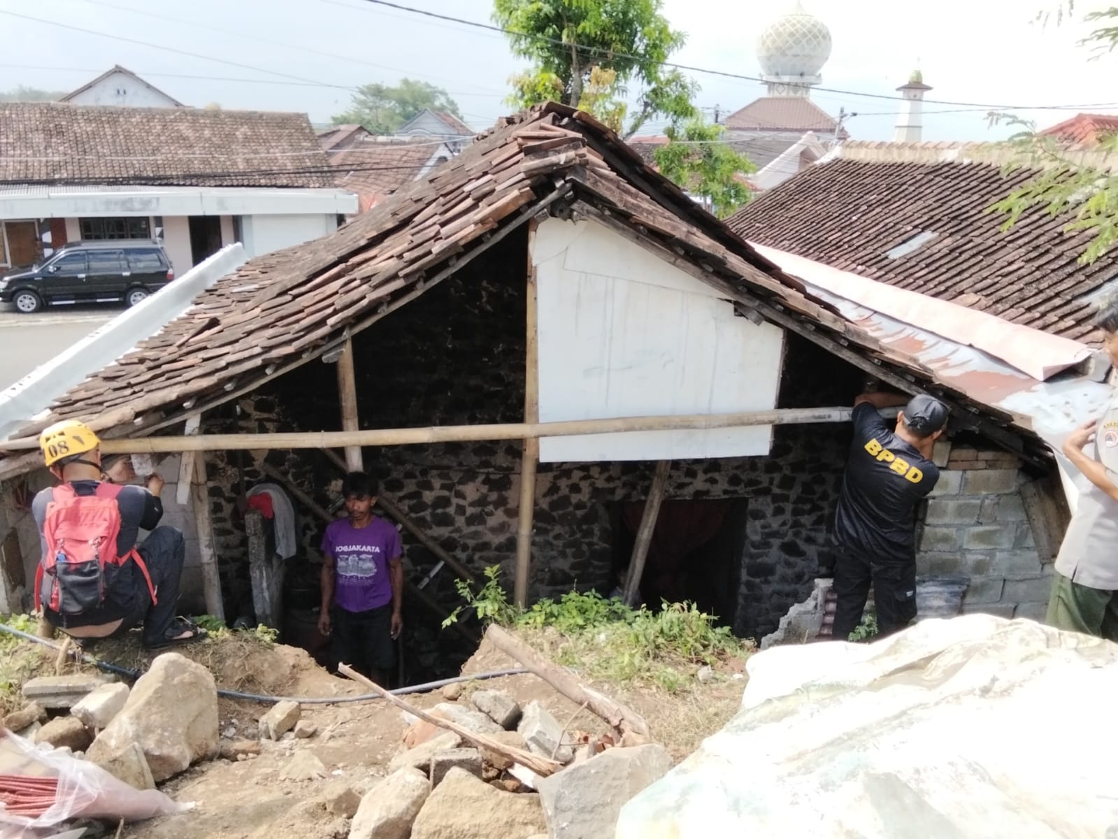 Kondisi dapur dan kamar mandi rumah Warsito di Desa Ringinagung, Magetan, yang jebol akibat longsor usai diguyur hujan, Rabu (1/10). AJI PUTRA/RADAR MAGETAN