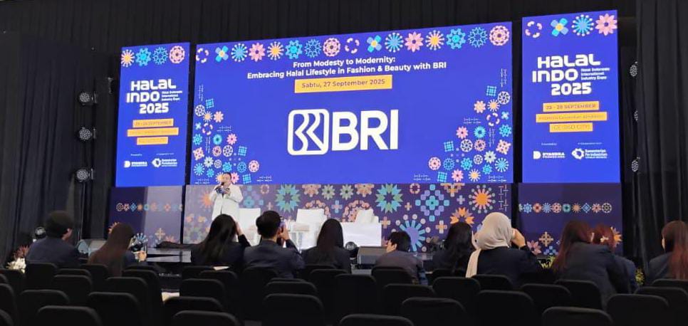 Corporate Secretary BRI Dhanny (dua dari kanan) bersama jajaran penyelenggara saat pembukaan Halal Indo 2025 di ICE BSD, Tangerang. Event internasional ini mencatat transaksi Rp7,7 miliar.