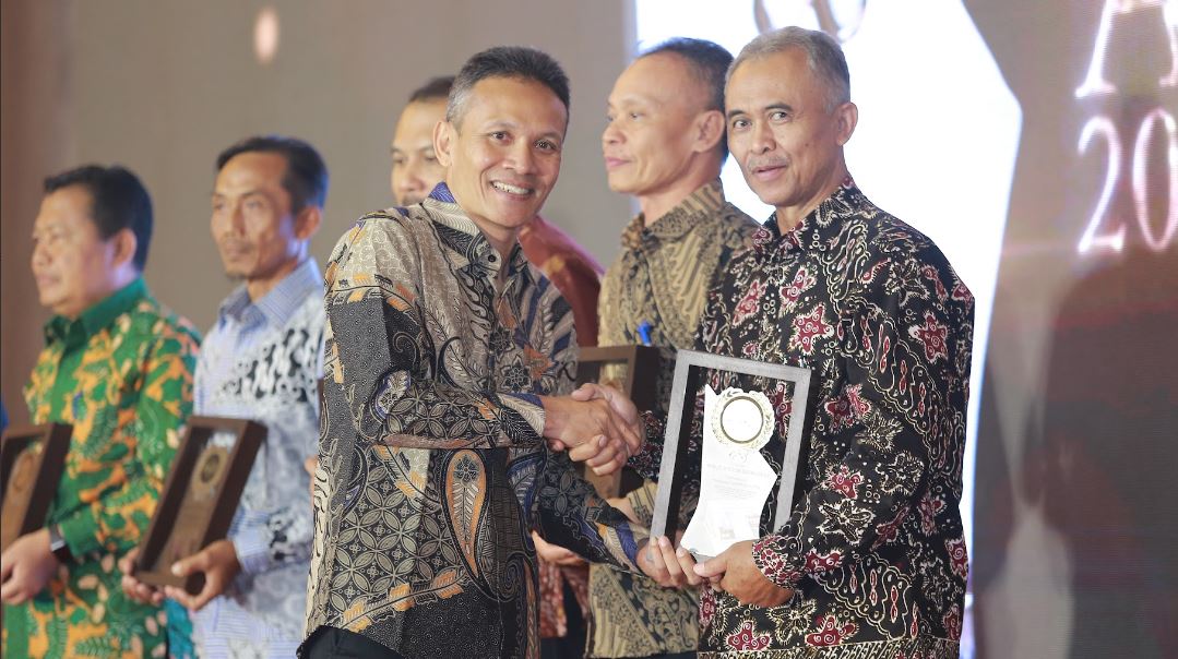 Direktur Perumdam Kabupaten Pacitan Agus Suseno menerima plakat penghargaan Public Sector Excellence di ajang Radar Madiun Awards 2025.