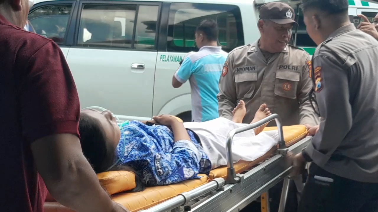 Kondisi siswa SMKN 1 Sine di Puskesmas Sine, Ngawi, Rabu (1/10). Mereka mengalami mual, pusing, dan sakit perut usai menyantap menu MBG sehari sebelumnya. ASEP SYAEFUL/RADAR NGAWI