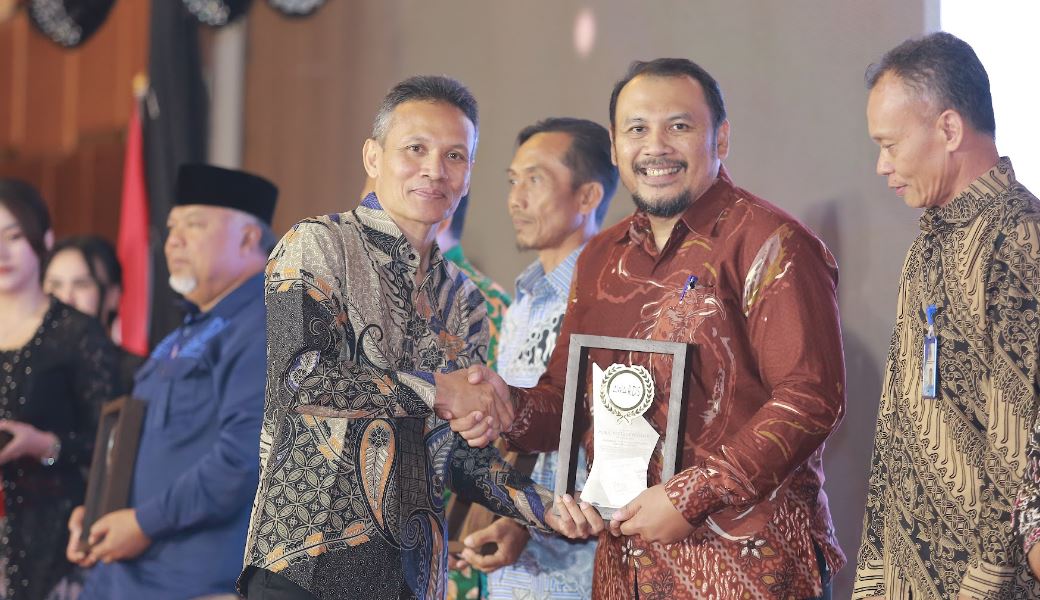 Direktur Utama Perumdam Tirta Dharma Purabaya Imansyah Novianto menerima penghargaan Public Sector Excellence di Radar Madiun Awards 2025.