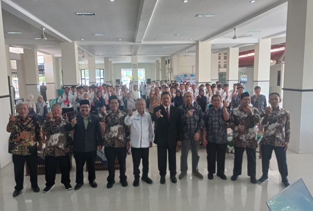 Rektor UMMAD Prof Dr Sofyan Anif MSi dan jajaran bersama&nbsp;Wali Kota Madiun Dr Maidi saat pembukaan Masa Ta