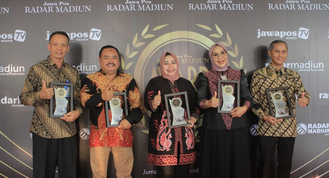 Direktur Perumdam Tirta Katong Ponorogo Lardi (paling kiri) bersama para peraih penghargaan Radar Madiun Awards 2025 dari Bumi Reog.